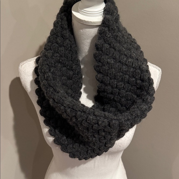 Banana Republic vintage Italian yarn chunky infinity scarf - Picture 3 of 7